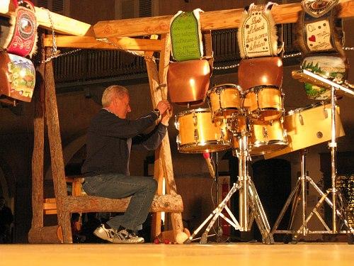 savigliano percussioni1.JPG - Giuseppe di Ostana chiama a raccolta col ritmo della boudetto